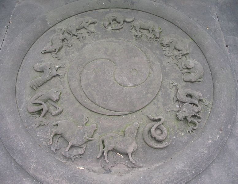 Taoista kőfaragvány: yin-yang és a kínai zodiákus állatjegyei. Qingyanggong templom, Chengdu, Szecsuán, Kína.